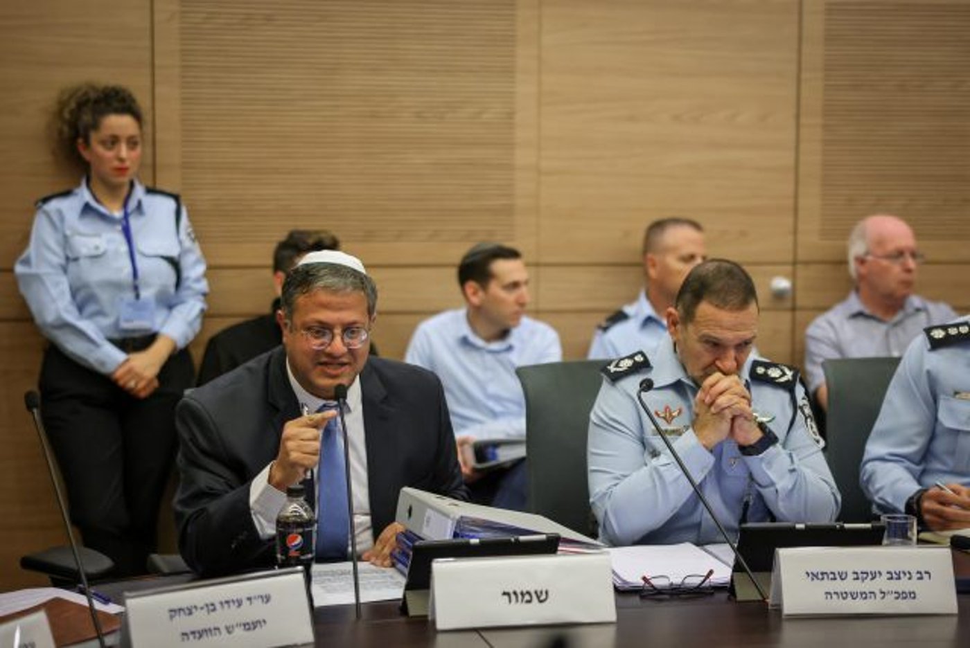בזמן דיון הוועדה: השר בר לב חושף מידע מסווג | צפו