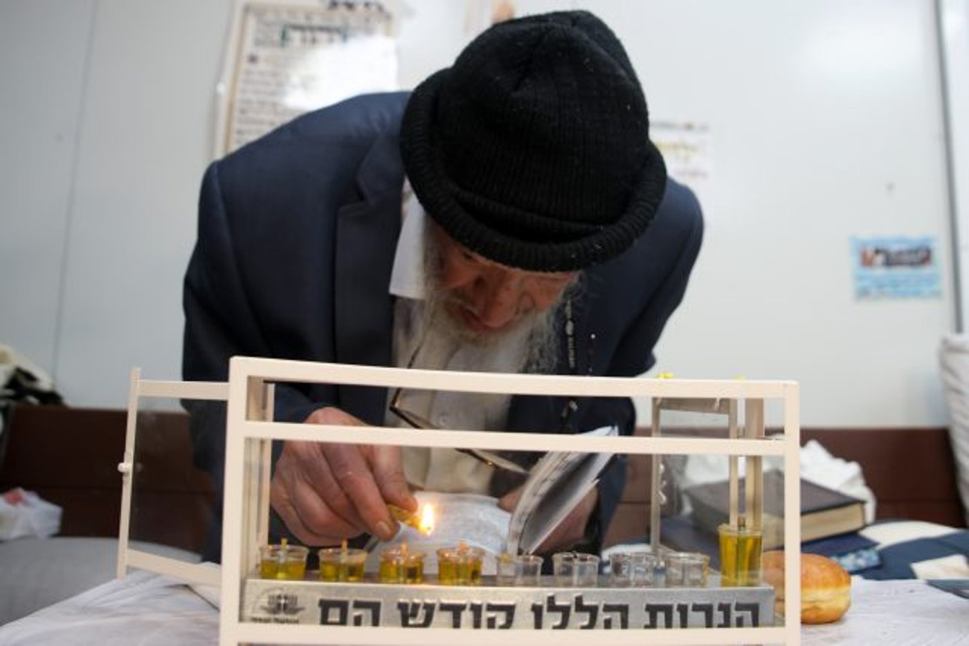 חנוכיה בתוך בית זכוכית (דוד כהן/פלאש90)