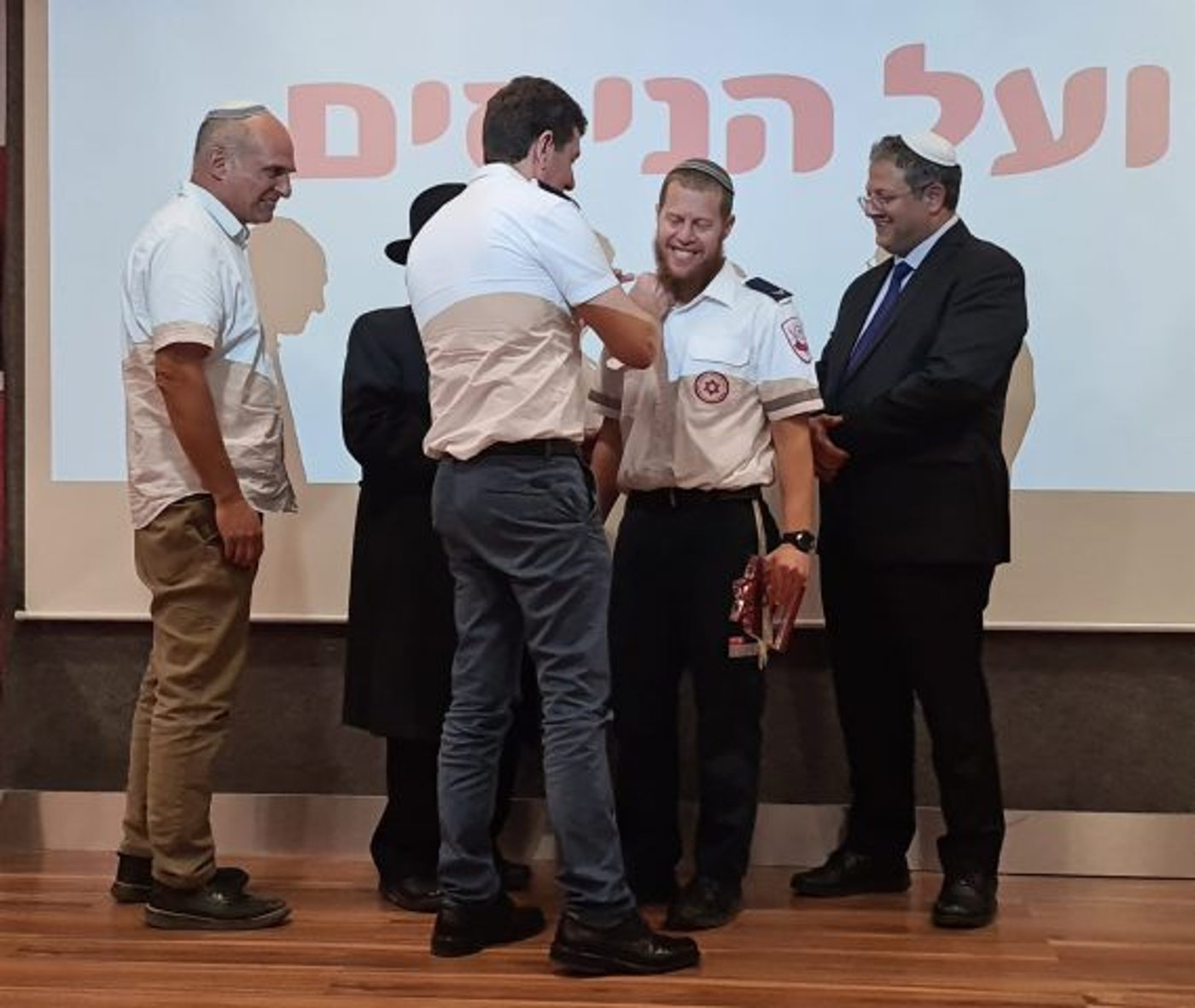 "אתם הניסים שלנו": האות שקיבל עופר אוחנה