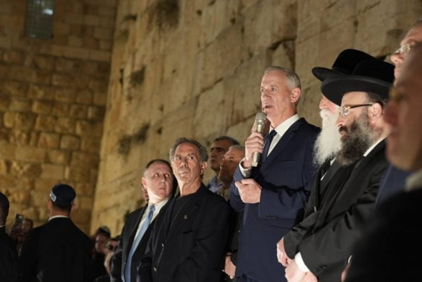 צפו: גנץ הותקף בסיום טקס הדלקת נרות בכותל