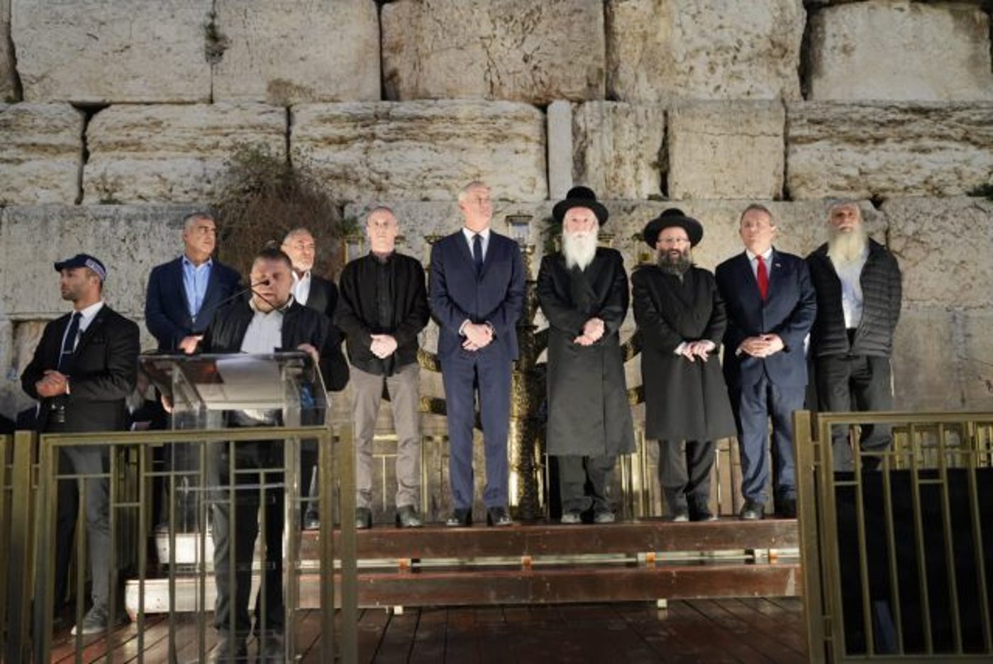 צפו: גנץ הותקף בסיום טקס הדלקת נרות בכותל