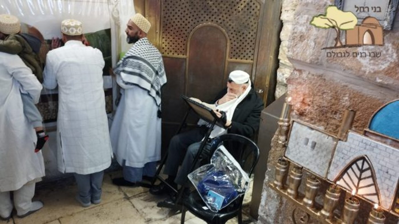 תופעה מדאיגה: עשרות מוסלמים מגיעים להתפלל בקבר רחל