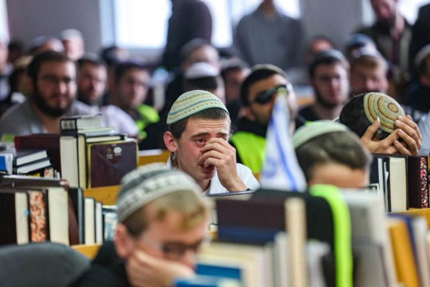 בדמעות: התלמידים נפרדים מהרב דרוקמן | צפו בתיעוד