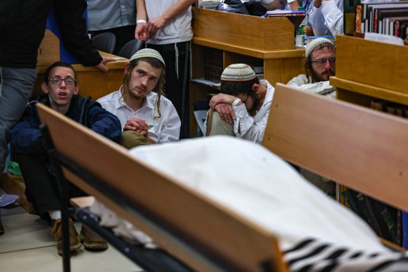 בדמעות: התלמידים נפרדים מהרב דרוקמן | צפו בתיעוד