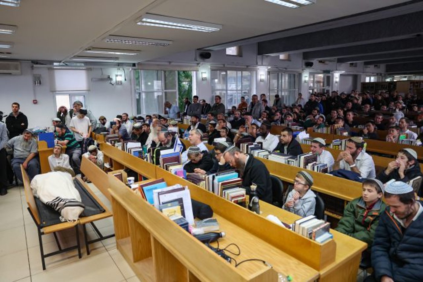בדמעות: התלמידים נפרדים מהרב דרוקמן | צפו בתיעוד