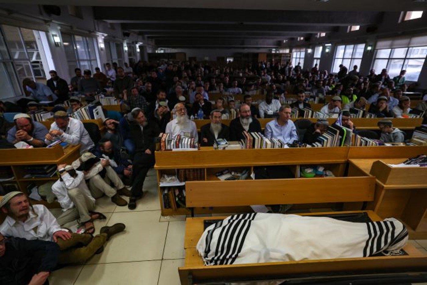 בדמעות: התלמידים נפרדים מהרב דרוקמן | צפו בתיעוד