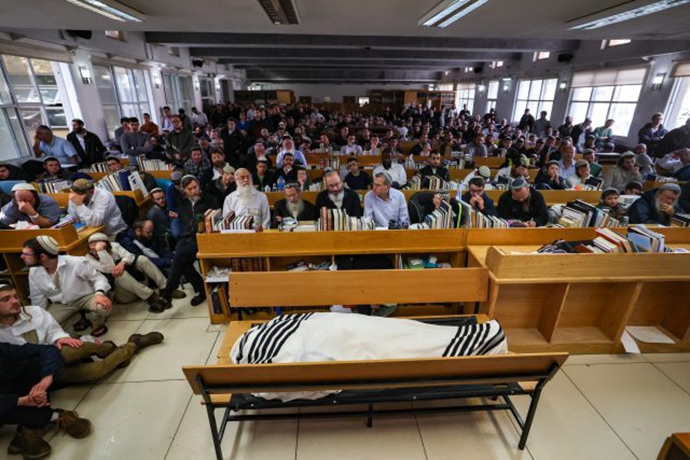בדמעות: התלמידים נפרדים מהרב דרוקמן | צפו בתיעוד