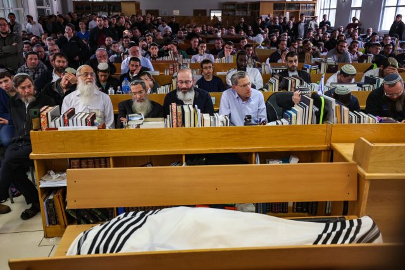 בדמעות: התלמידים נפרדים מהרב דרוקמן | צפו בתיעוד