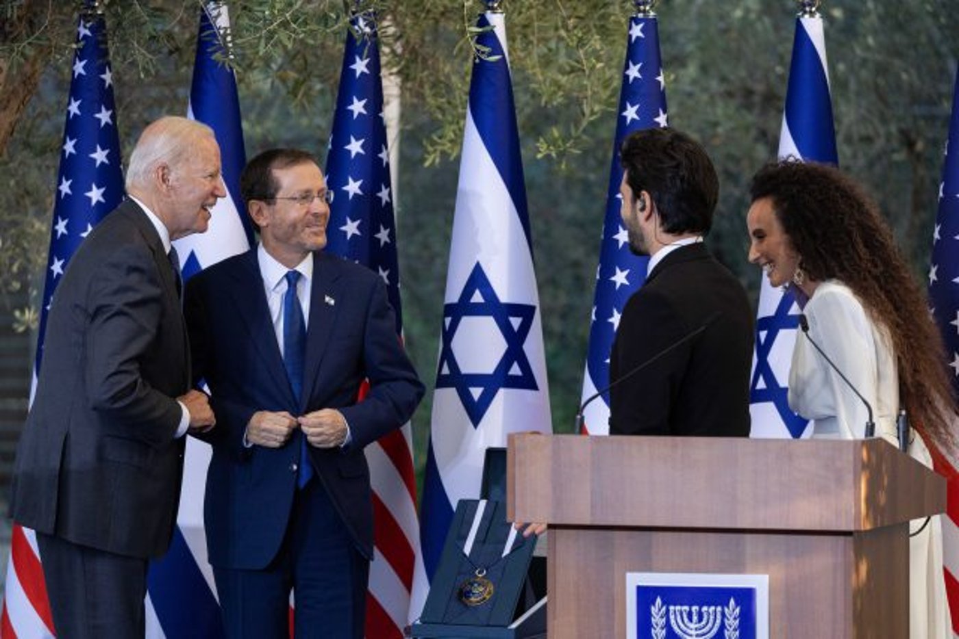 הנשיאים הרצוג וביידן עם צמד הזמרים יובל דיין ורן דנקר