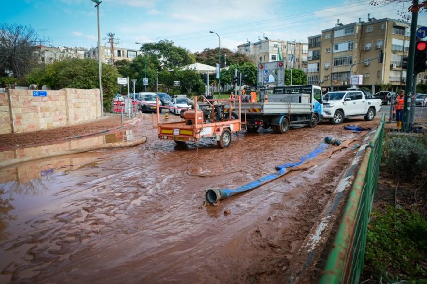 פועלים במקום בו התפוצץ הצינור