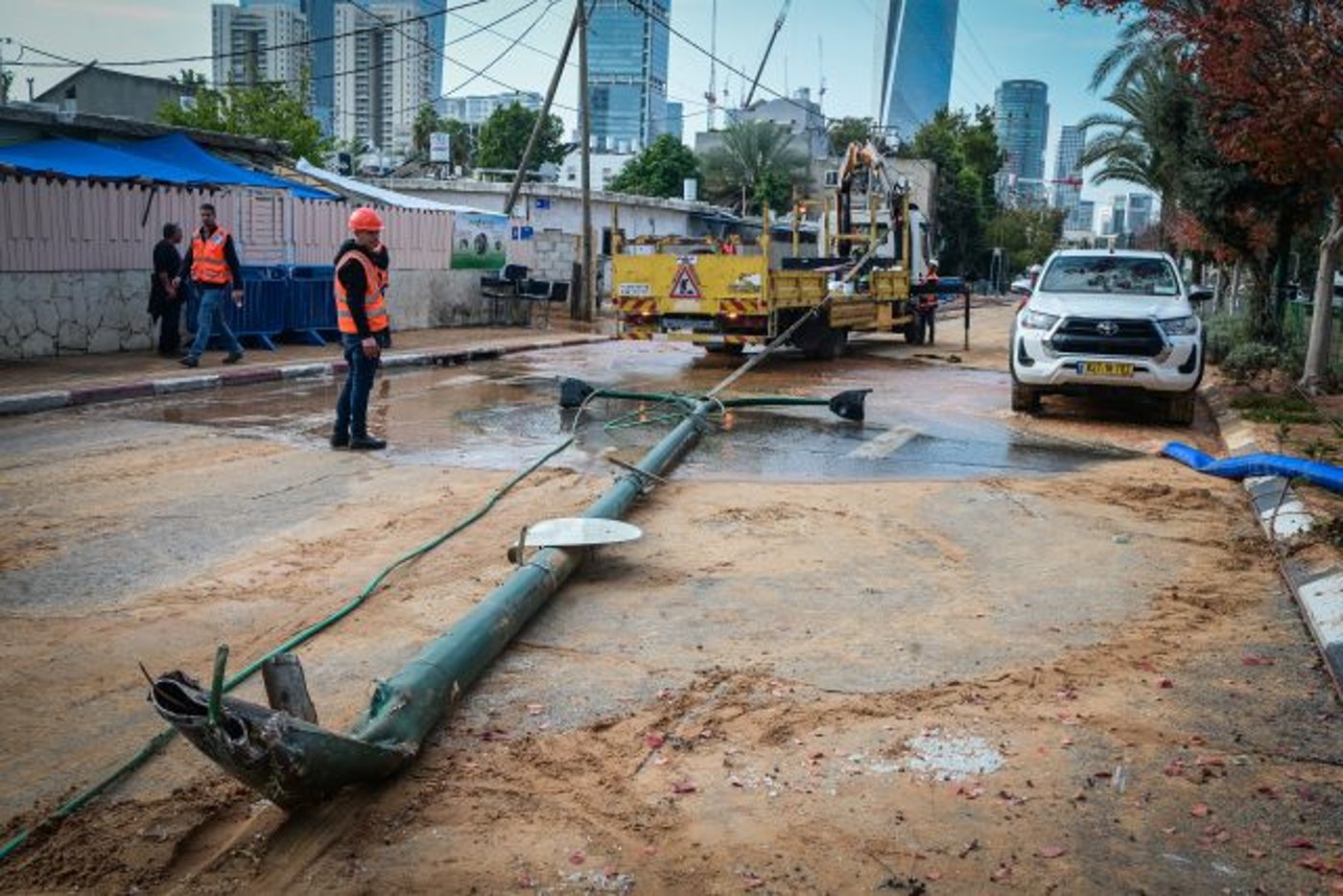 פיצוץ צינור המים בתל אביב | רחובות שלמים נחסמו