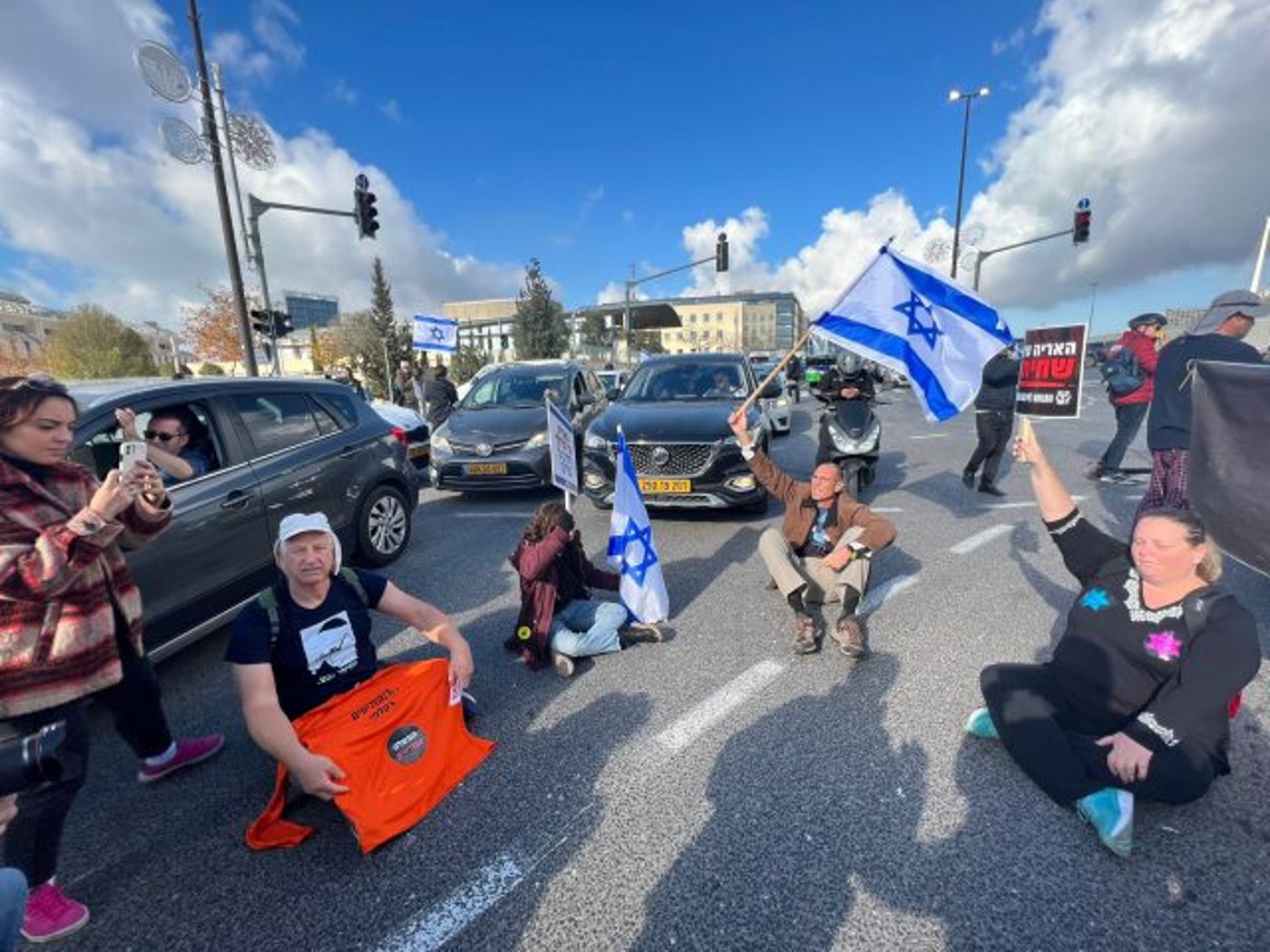 חוסמים את הכביש ליד בית המשפט העליון.