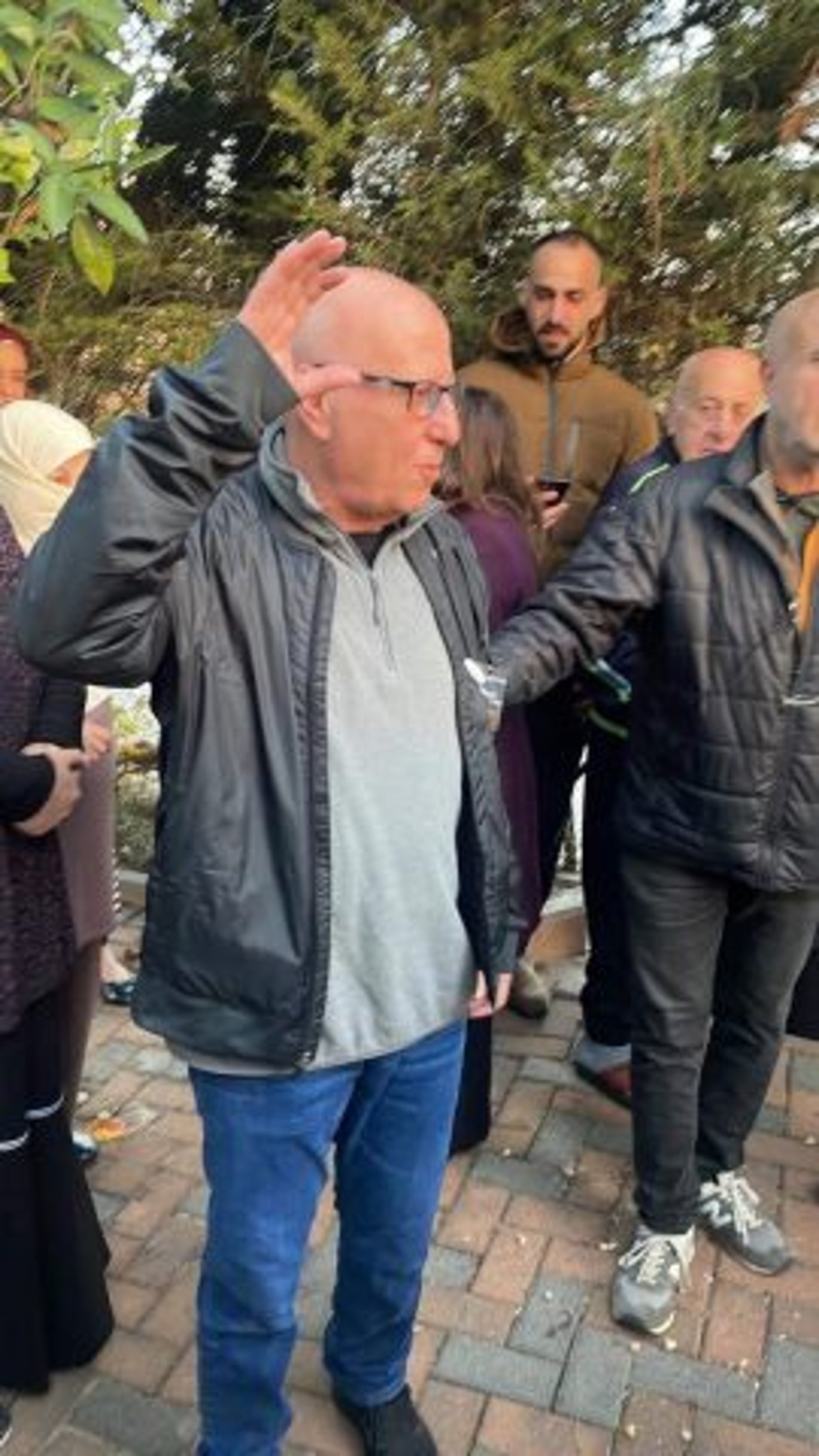 המחבל בצאתו מהכלא היום (צילום מתוך כלי תקשורת פלסטינאים)