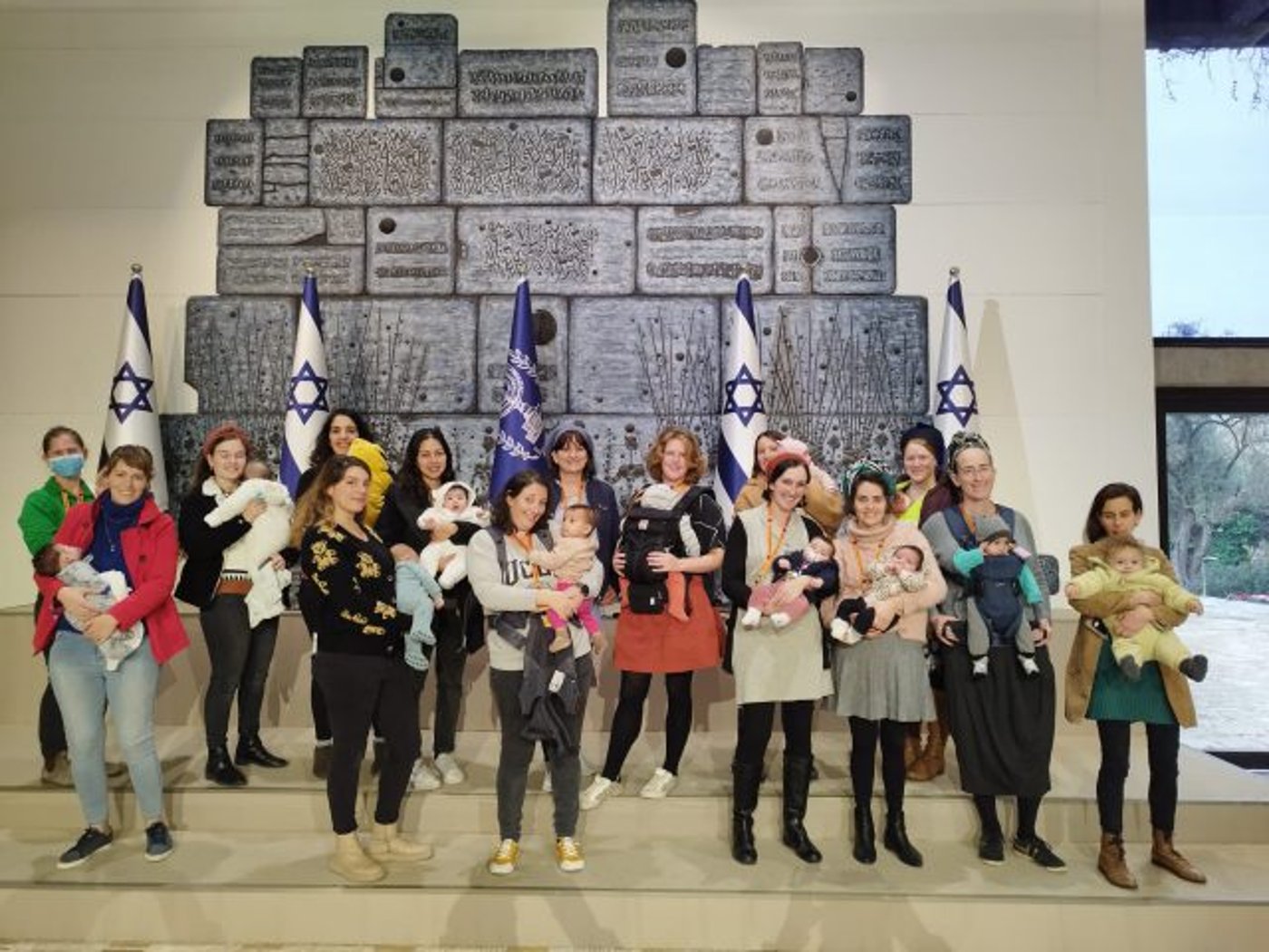 מפגש בהפתעה: הרצוג ברך נשים בחופשת לידה