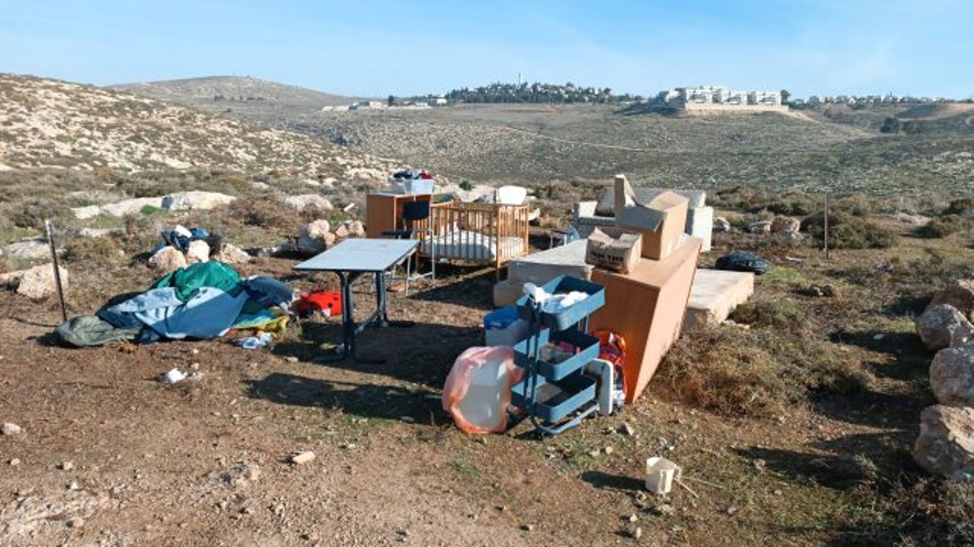 הרהיטים של התושבים מושלכים מחוץ לבית ההרוס