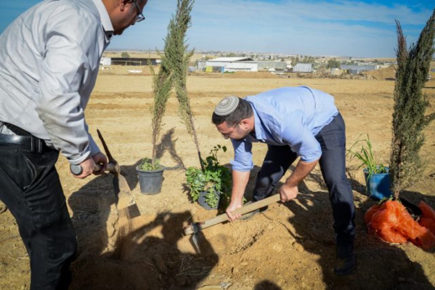 השר לביטחון לאומי איתמר בן גביר ושר הנגב, הגליל והחוסן הלאומי וסרלאוף בנטיעות קק״ל לפני כשנה באזור הפזורה הבדואית.