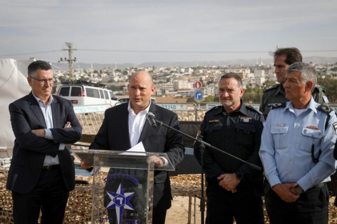 ראש הממשלה לשעבר בנט והמפכ״ל קובי שבתאי בביקור בעיר רהט בתקופת הממשלה הקודמת.