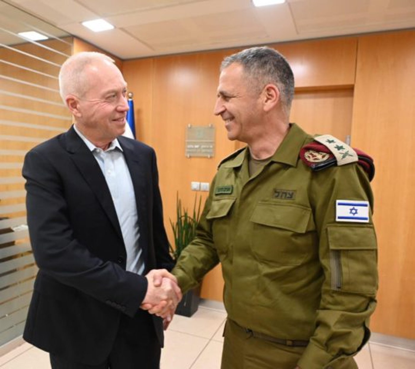 יואב גלנט והרמטכ"ל היוצא אביב כוכבי (אריאל חרמוני, משרד הביטחון)