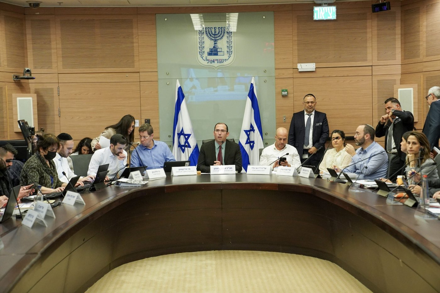 ועדת חוקה.