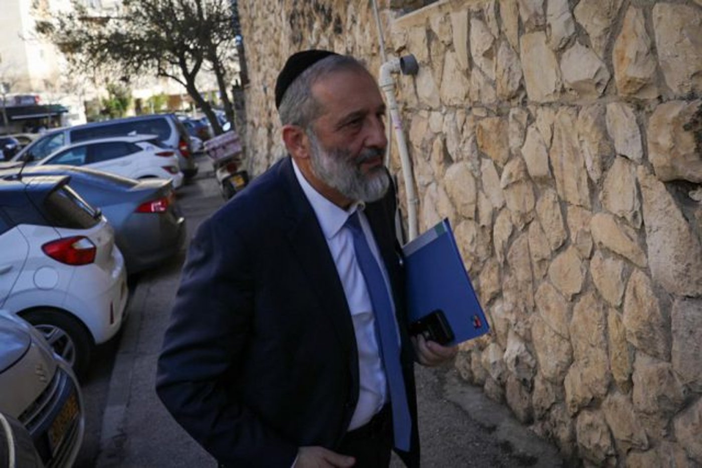 דרעי בכניסה לביתו (חיים גולדברג)