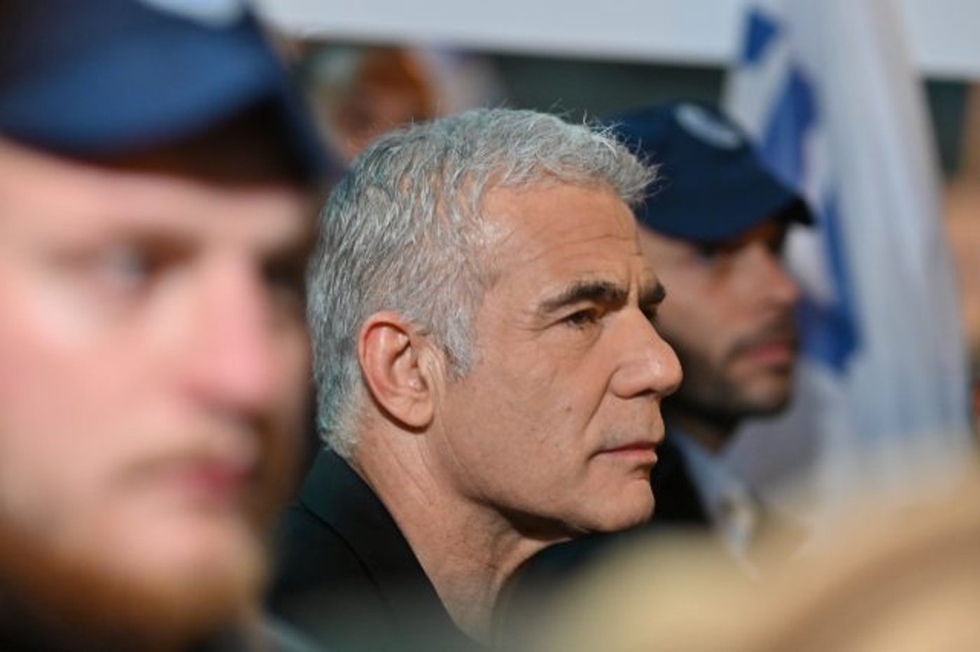 לראשונה לפיד התייצב להפגנה: "לא נוותר"