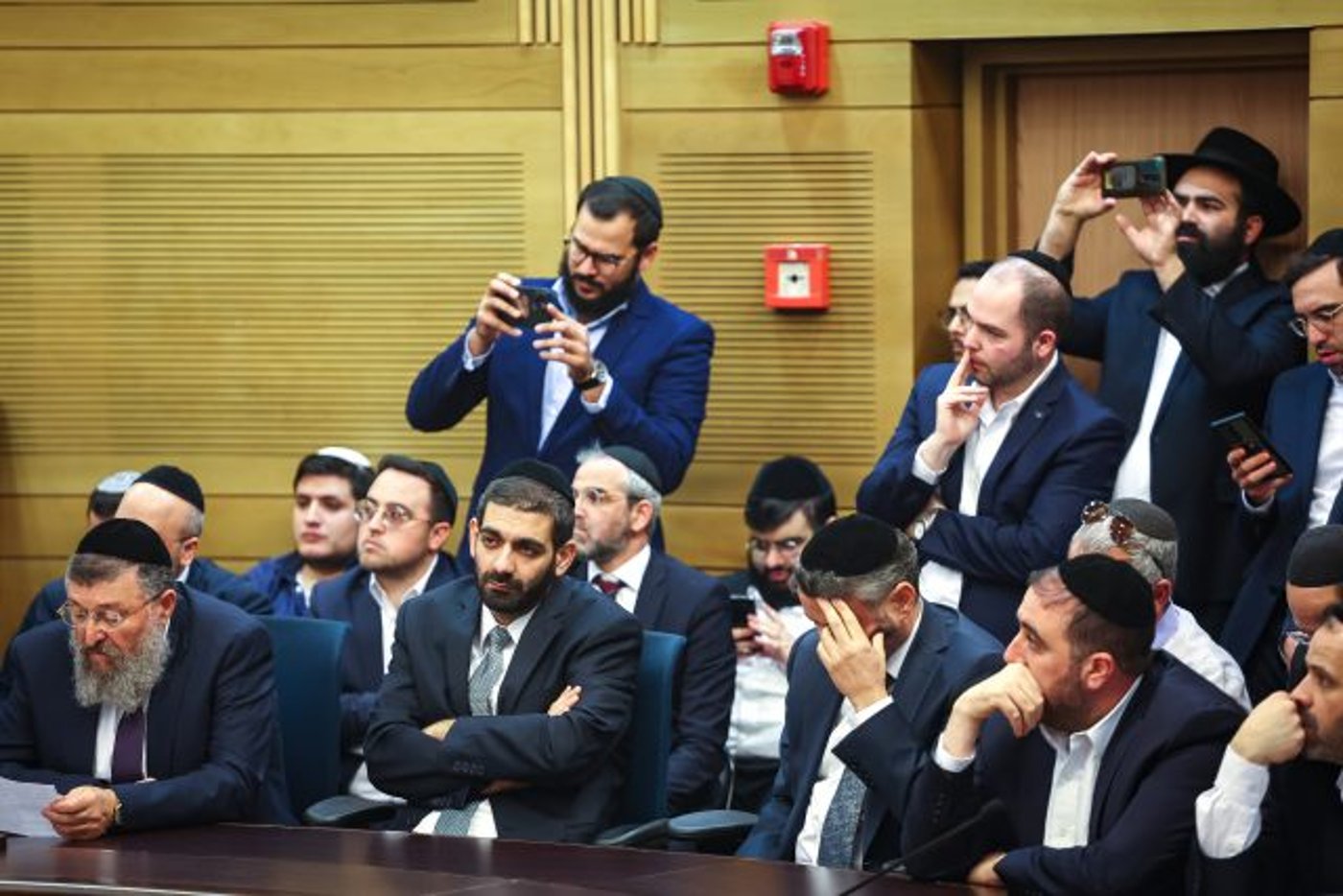 חברי הכנסת של ש"ס בישיבת הסיעה של המפלגה