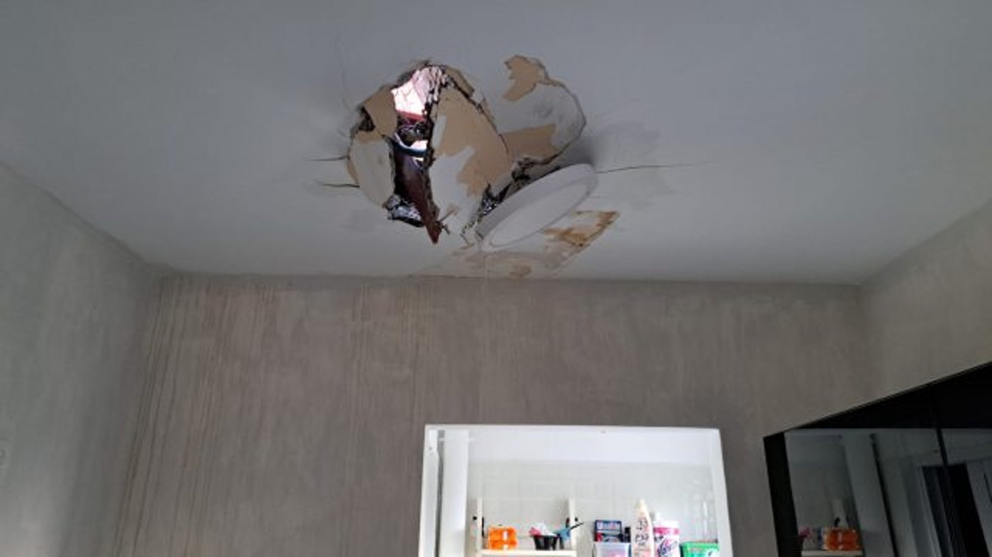 מזג האוויר הסוער: הדוד עף מהגג ופער חור בתקרה