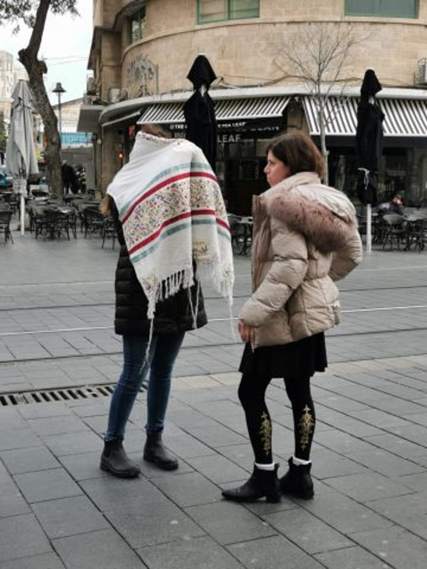התגובה ל"חוק הכותל": נשים מניחות תפילין ברחוב