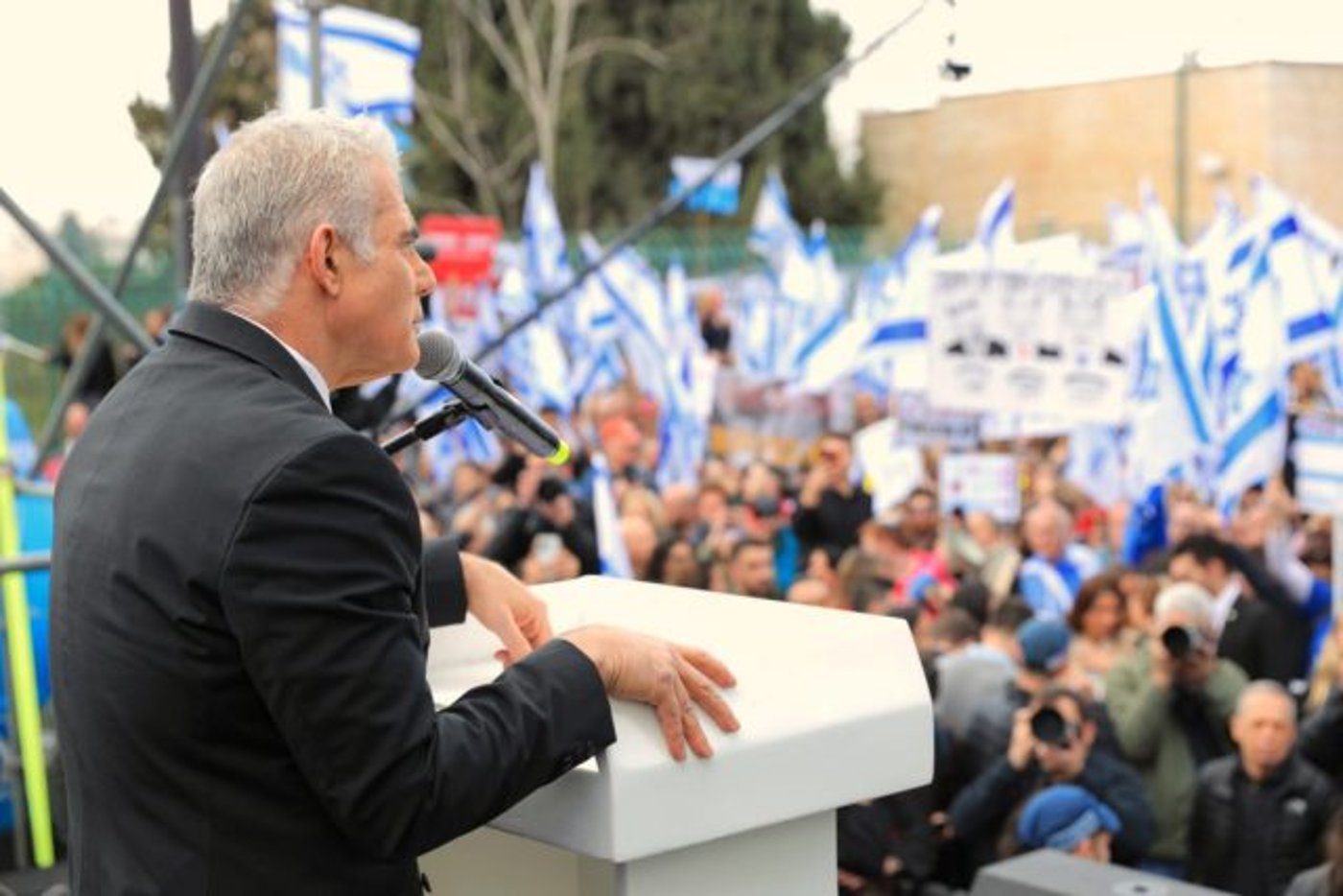 לא באמת מעוניין בהידברות ופשרה. יאיר לפיד נואם בהפגנה מול הכנסת.