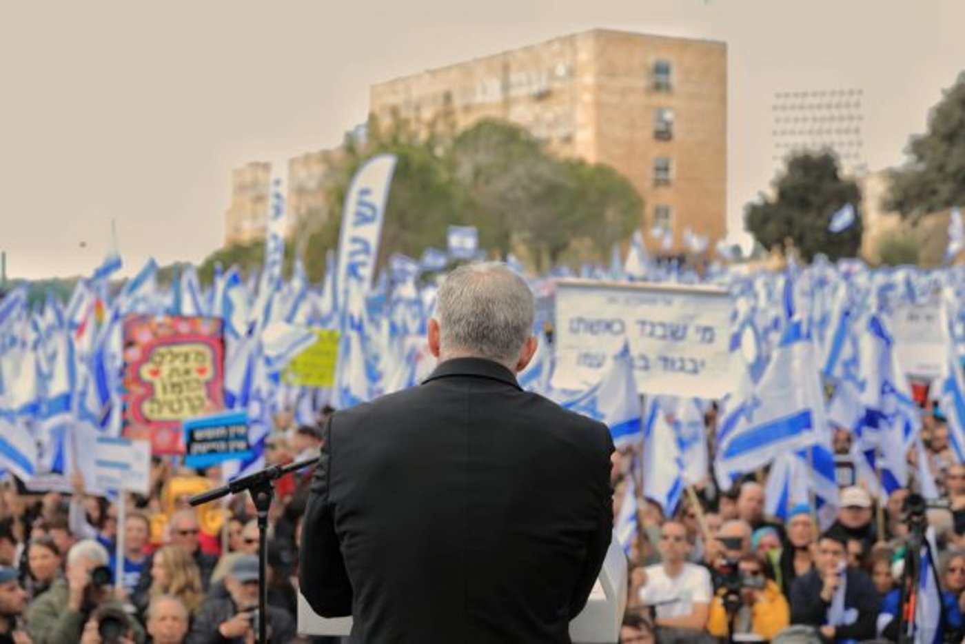 לפיד בהפגנה