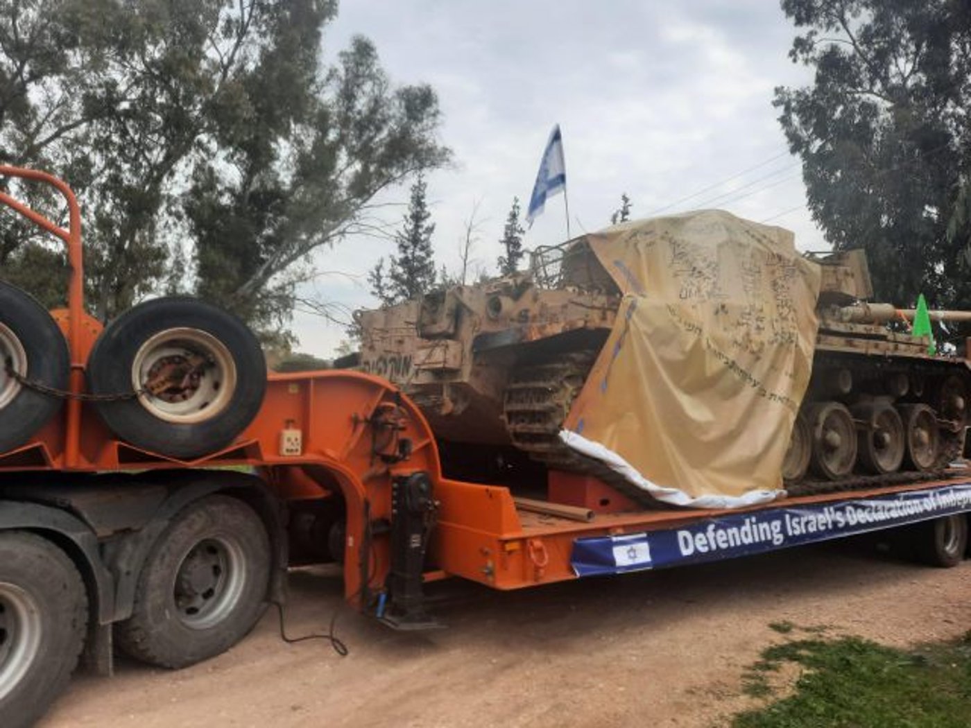 הטנק על הגרר (צילום דוברות המשטרה)