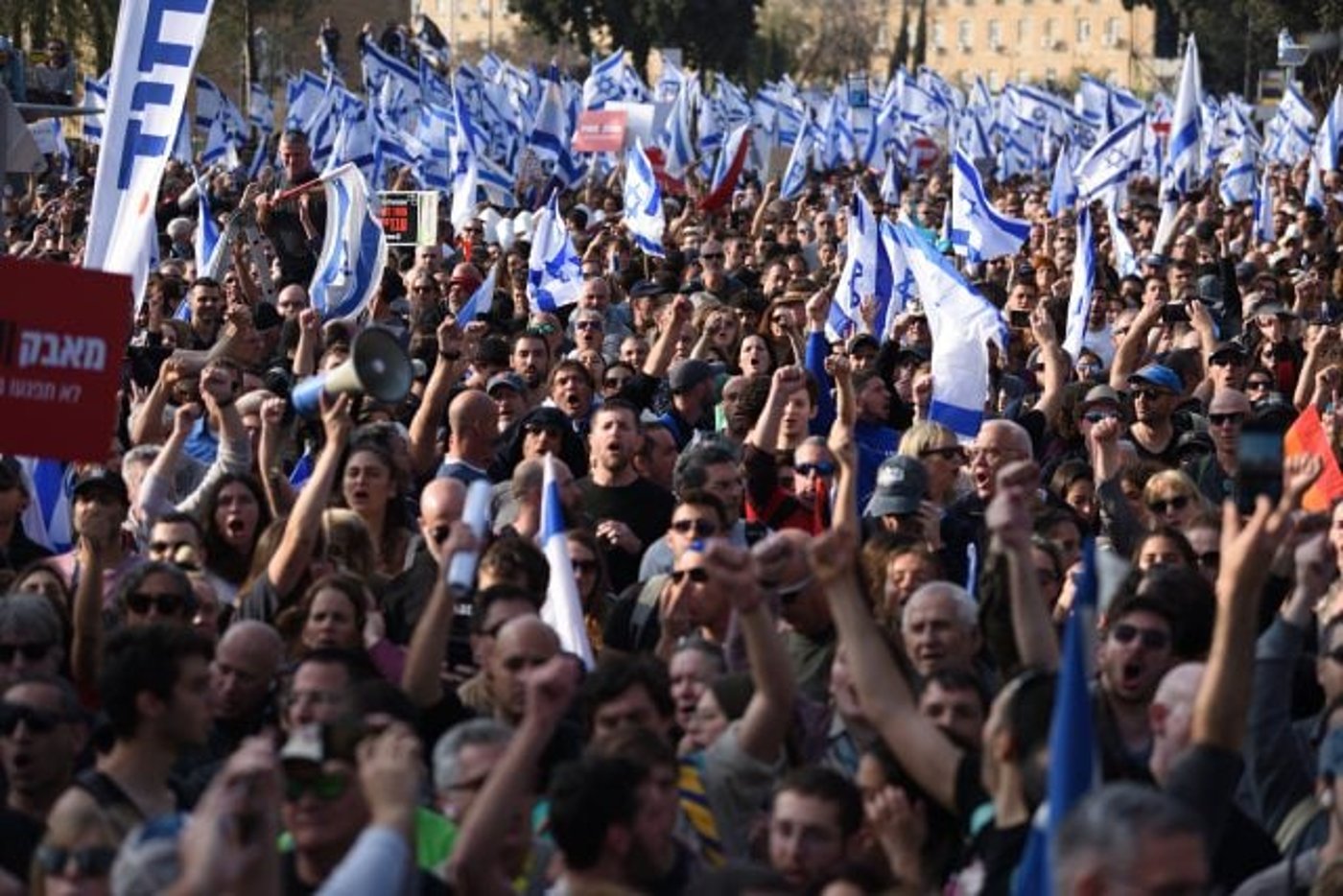 מפגינים נגד המהפכה המשפטית עם דגלי ישראל, היום בירושלים