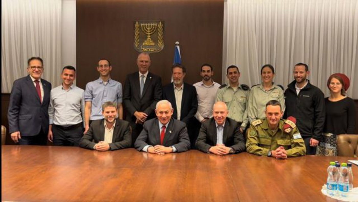 רה"מ נתניהו עם שריו והרמטכ"ל לאחר ההסכם (דוברות / ללא קרדיט)