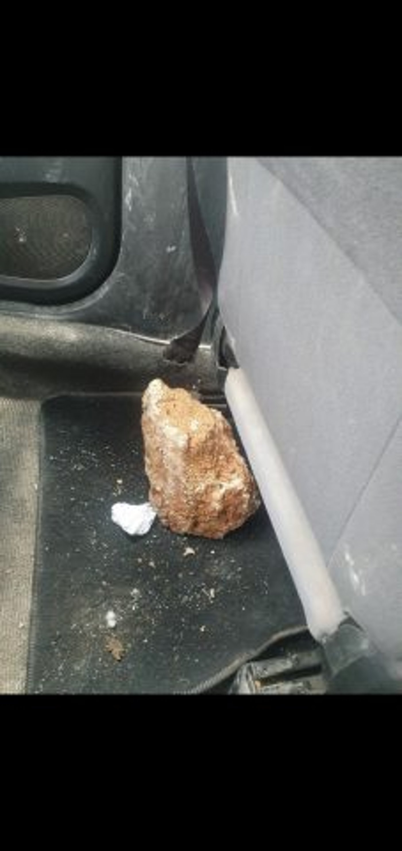האבן שהושלכה על הרכב