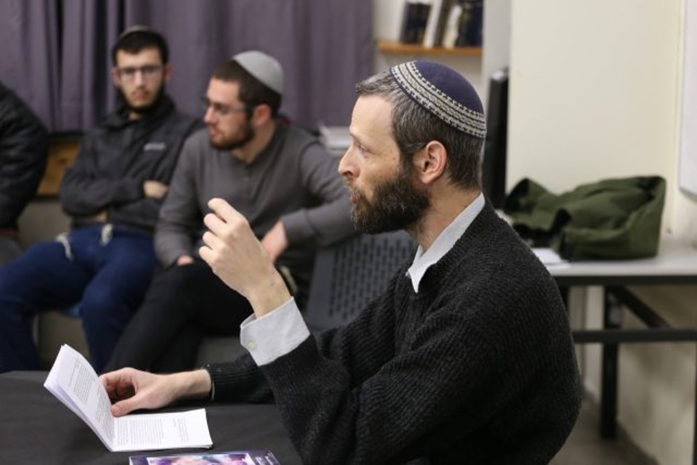 מציג עמדה ספקנית כלפי אלו שמעלים ספק לגבי אמיתות הסיפורים של השדים והרוחות. הרב ד"ר משה רט