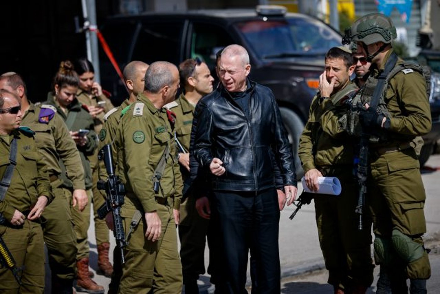 שר הביטחון עם אלוף הפיקוד ומפקד איו"ש בזירת הפיגוע (אריק מרמור/פלאש90)