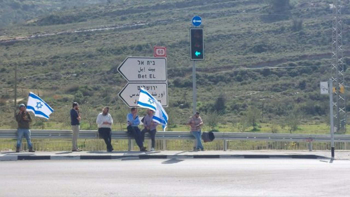 מתיישבים מחכים בצומת עלי (נ. אלישיב)