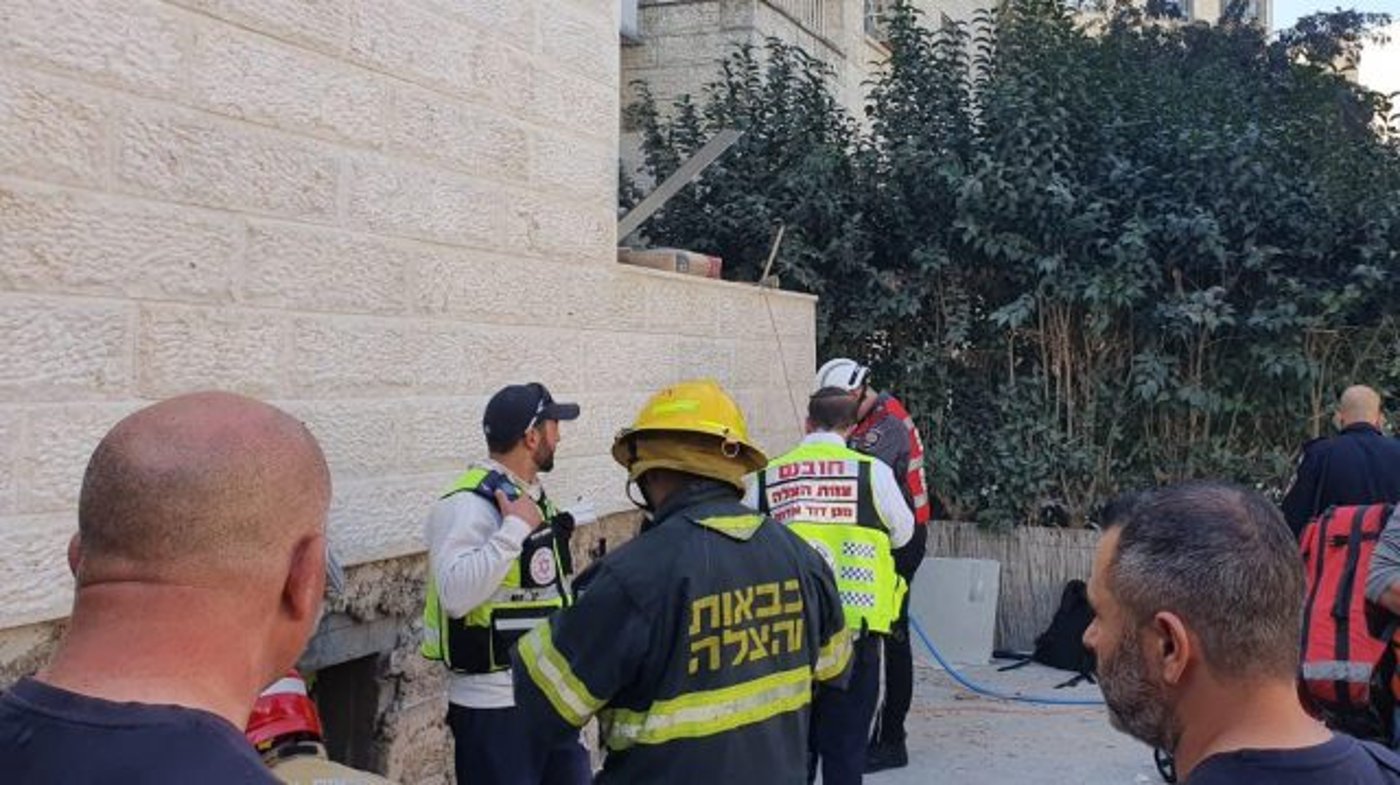 הכבאים בוחנים את הזירה (כיבוי והצלה ירושלים)