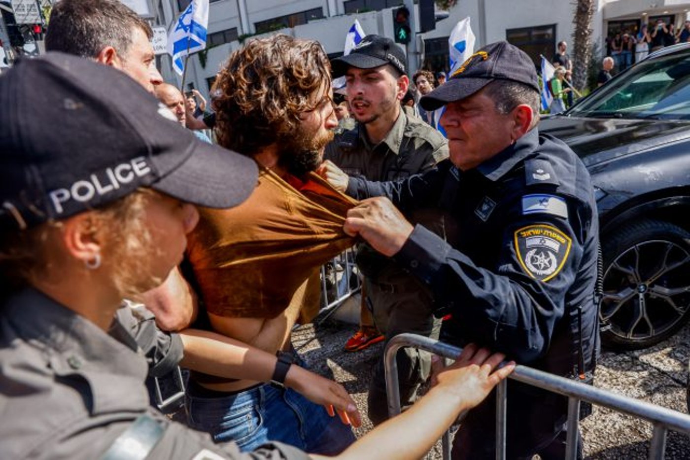 עשרות נעצרו, מפגין איבד אוזן: 'יום השיבוש' בתמונות