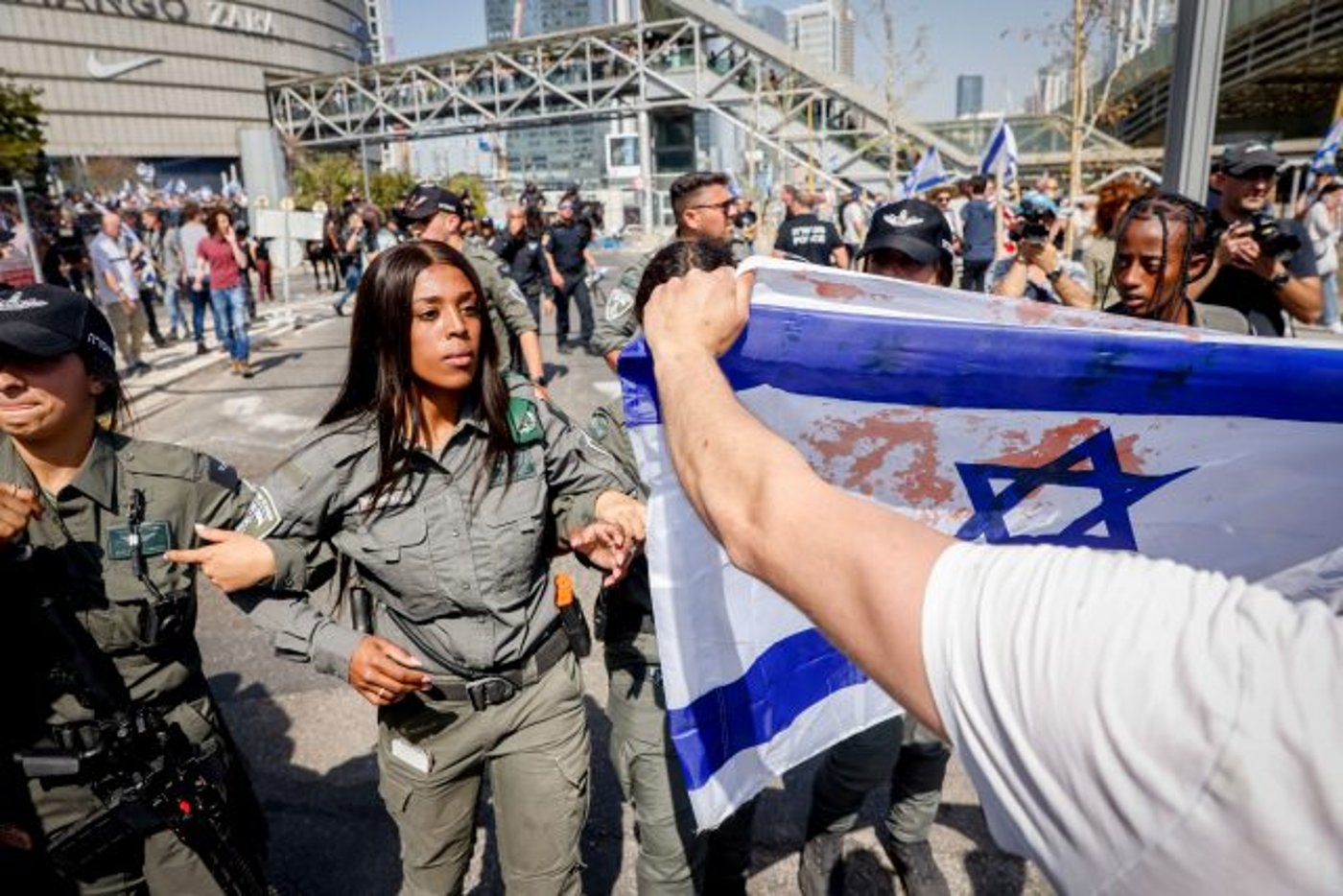 עשרות נעצרו, מפגין איבד אוזן: 'יום השיבוש' בתמונות