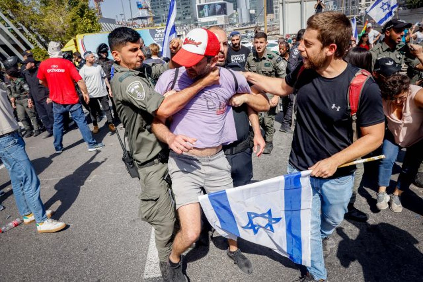 עשרות נעצרו, מפגין איבד אוזן: 'יום השיבוש' בתמונות