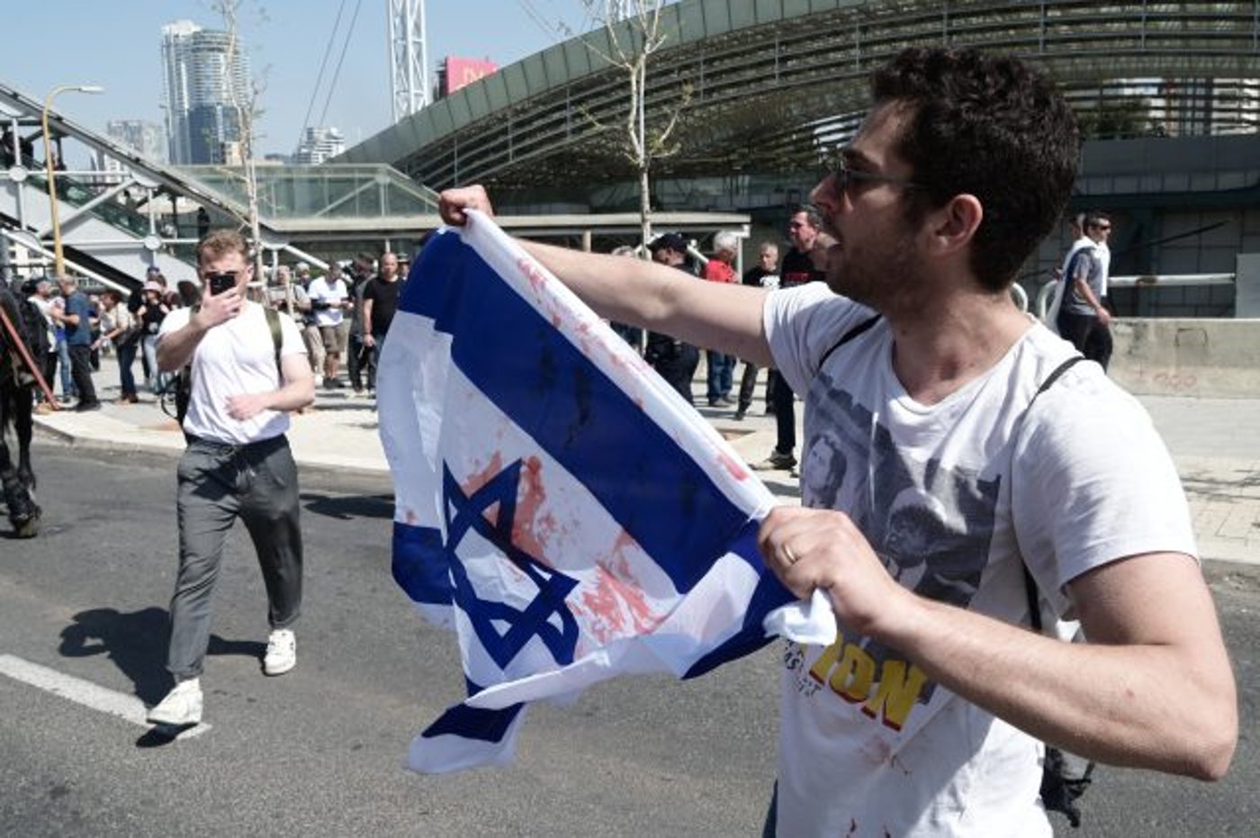 עשרות נעצרו, מפגין איבד אוזן: 'יום השיבוש' בתמונות