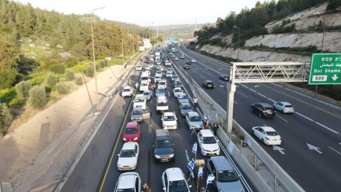 לאחר שמפגינים חסמו אותו: כביש 1 נפתח לתנועה