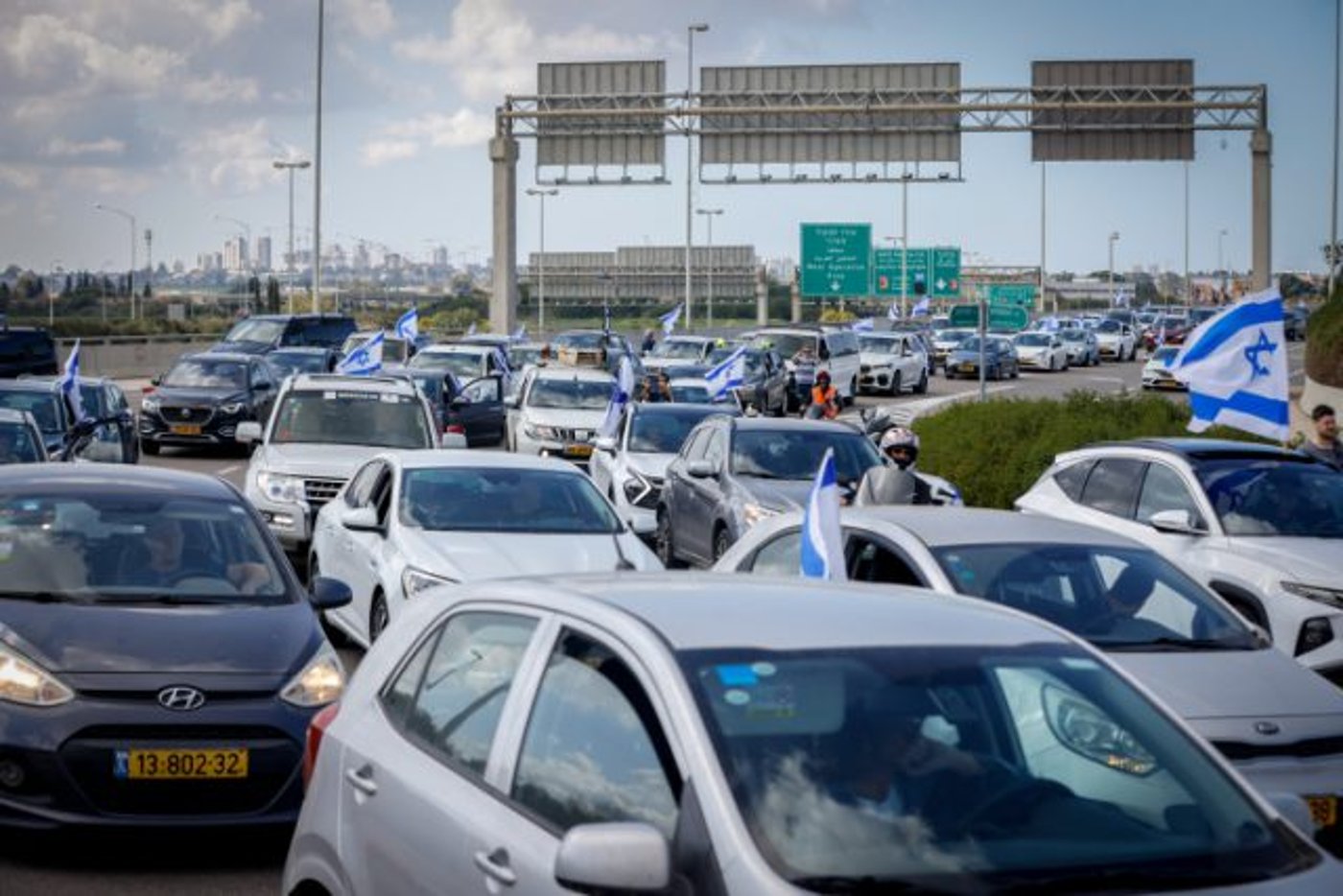 עומסים בכניסה לנתב"ג, המשטרה מחלקת דו"חות