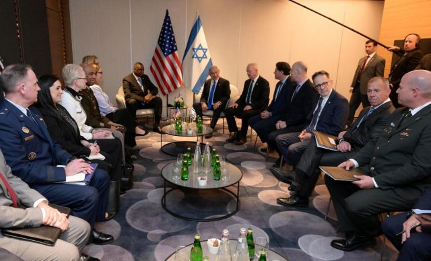 נתניהו נאלץ להיפגש עם המזכיר האמריקאי בנתב"ג