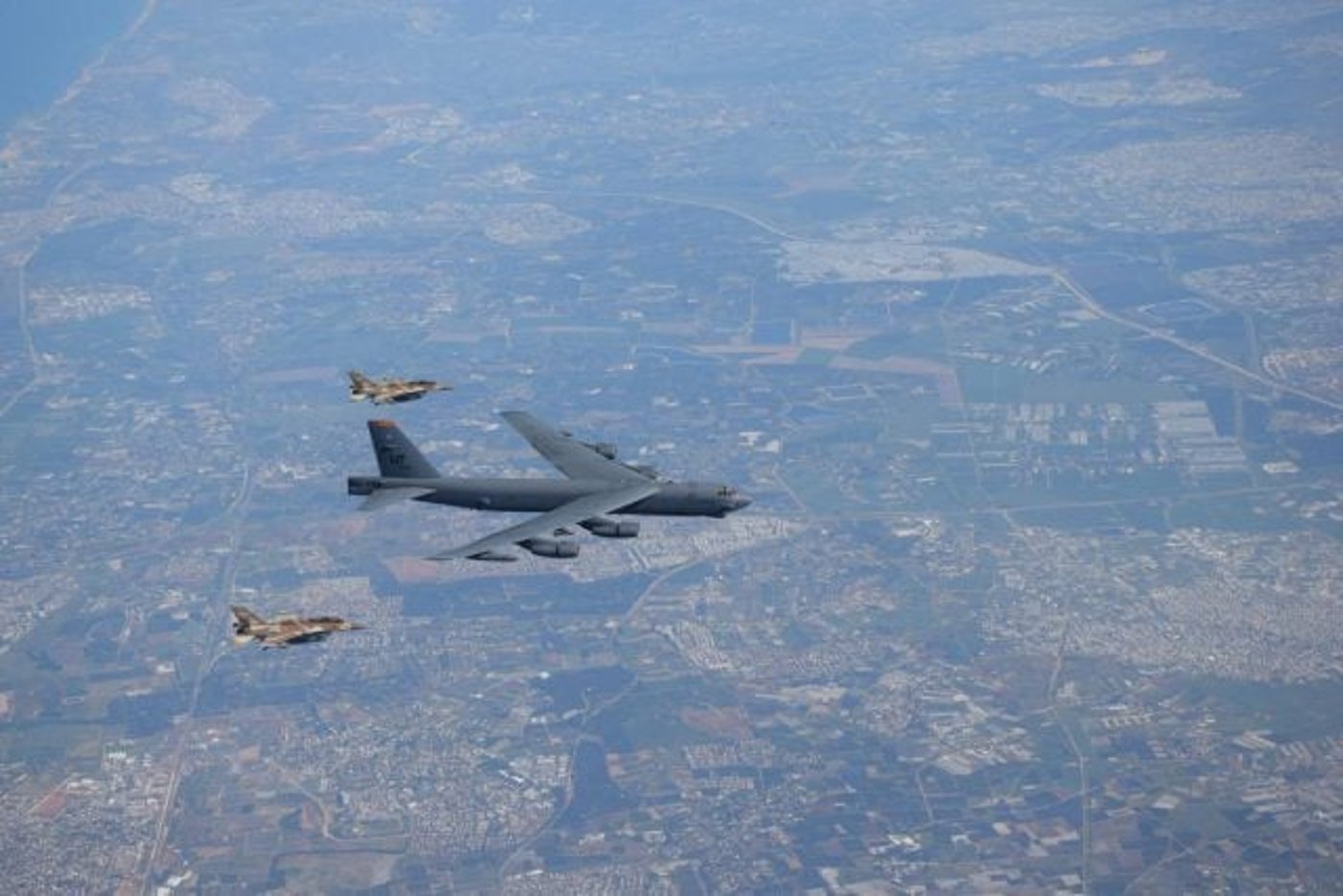 תמונת היום: מטוסי F-16 מלווים מפציץ B-52