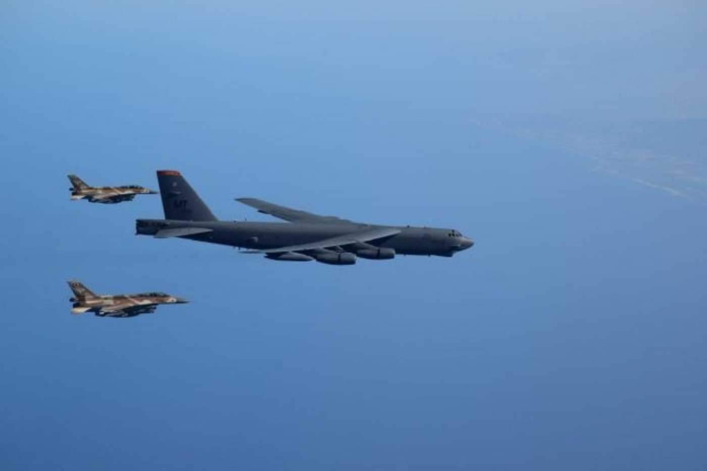 תמונת היום: מטוסי F-16 מלווים מפציץ B-52
