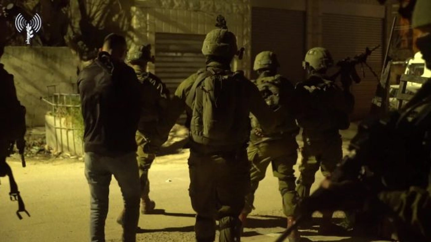לוחמי צה"ל עצרו 13 מבוקשים הלילה | תיעוד