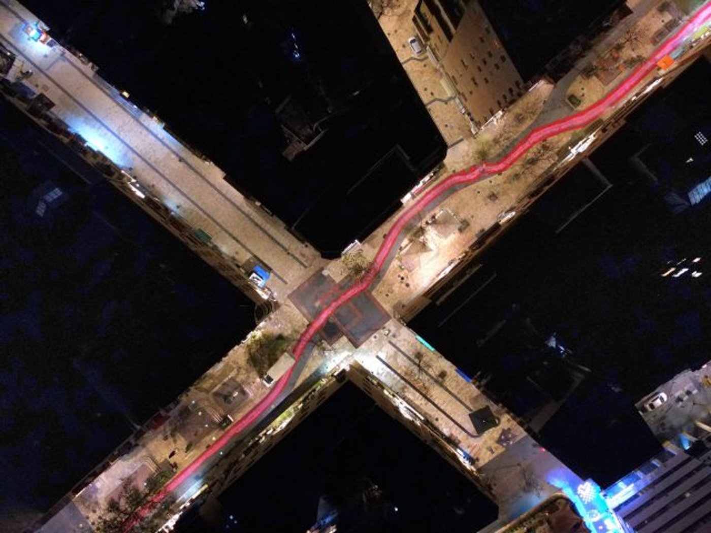 מפגינים התחפשו לעובדי עיריה וצבעו כבישים בירושלים