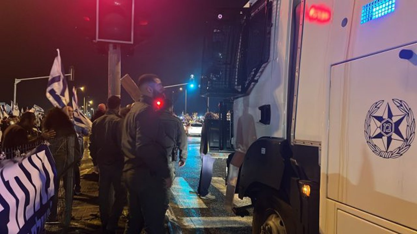 מכת"זית הופעלה בכרכור; מפגין נדרס בהרצליה